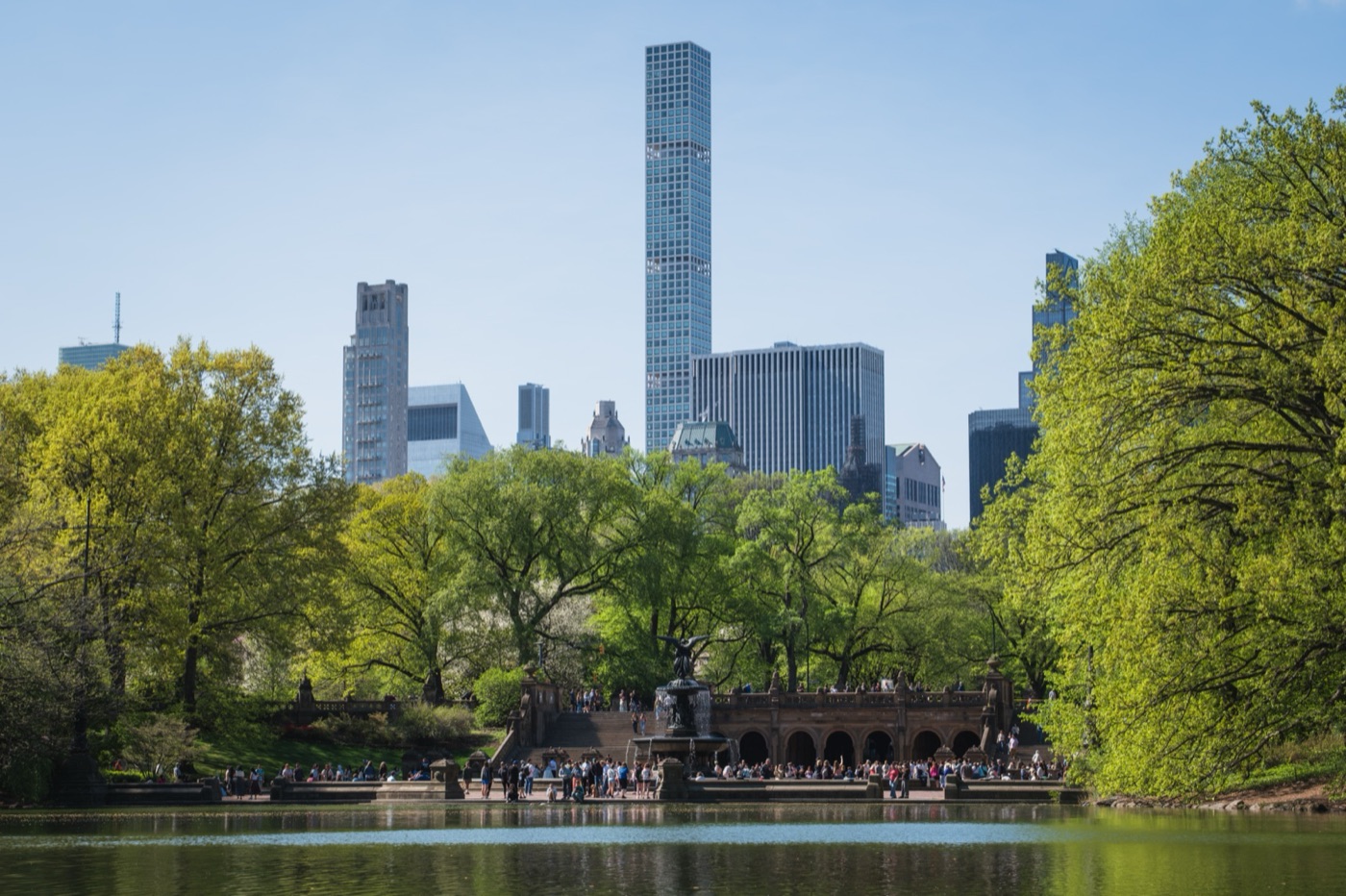 Слева башня 432 Park Avenue над террасой Бетесда в Центральном парке, фото Christian David, 2026, лицензия CC BY-SA 4.0. Справа Central Park Tower и перед ней дом 220 Central Park South, где Кен Гриффин купил квартиру за 238 млн долларов, фото Jim.henderson, 2020, лицензия CC BY-SA 4.0.
