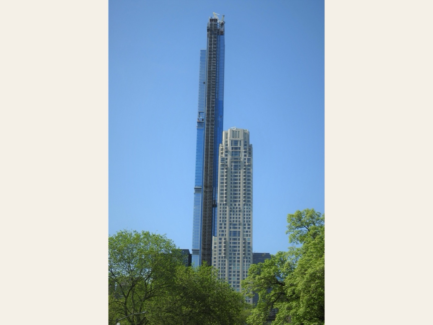 Слева башня 432 Park Avenue над террасой Бетесда в Центральном парке, фото Christian David, 2026, лицензия CC BY-SA 4.0. Справа Central Park Tower и перед ней дом 220 Central Park South, где Кен Гриффин купил квартиру за 238 млн долларов, фото Jim.henderson, 2020, лицензия CC BY-SA 4.0.