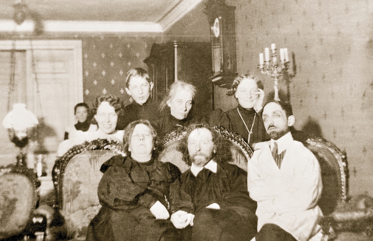 Слева «На башне», 1908 год. Сидят Анна Минцлова, Вячеслав Иванов и Михаил Кузмин, стоят Лидия Иванова, Евгения Герцык, Сергей Шварсалон, Мария Замятина и Вера Шварсалон. Автор снимка неизвестен, общественное достояние. Справа дом на Таврической улице, 35, с угловой башней, фото Nikolai Bulykin, 2024, лицензия CC BY-SA 4.0.