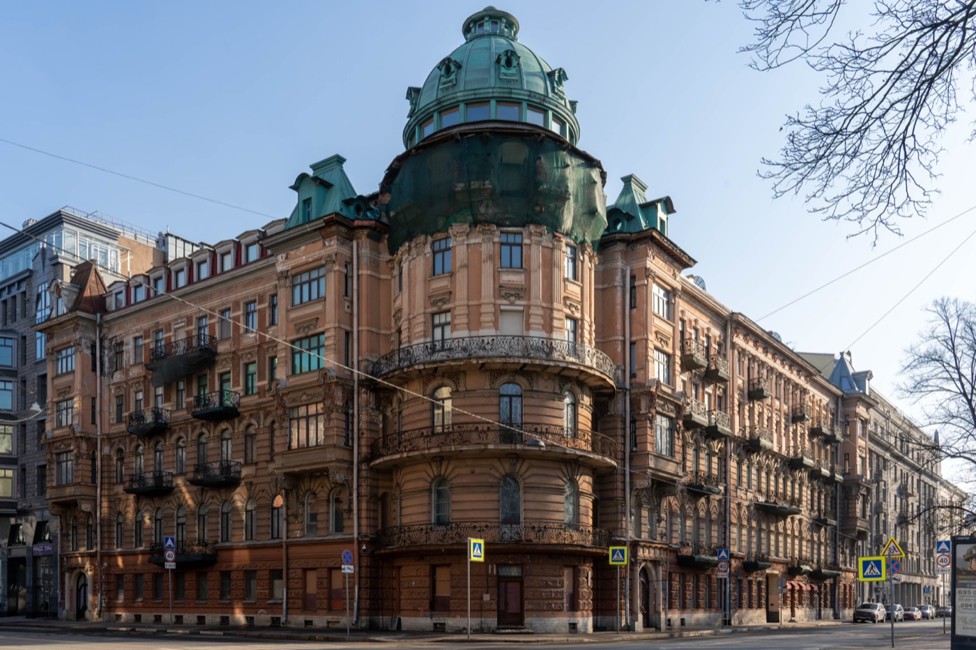 Слева «На башне», 1908 год. Сидят Анна Минцлова, Вячеслав Иванов и Михаил Кузмин, стоят Лидия Иванова, Евгения Герцык, Сергей Шварсалон, Мария Замятина и Вера Шварсалон. Автор снимка неизвестен, общественное достояние. Справа дом на Таврической улице, 35, с угловой башней, фото Nikolai Bulykin, 2024, лицензия CC BY-SA 4.0.